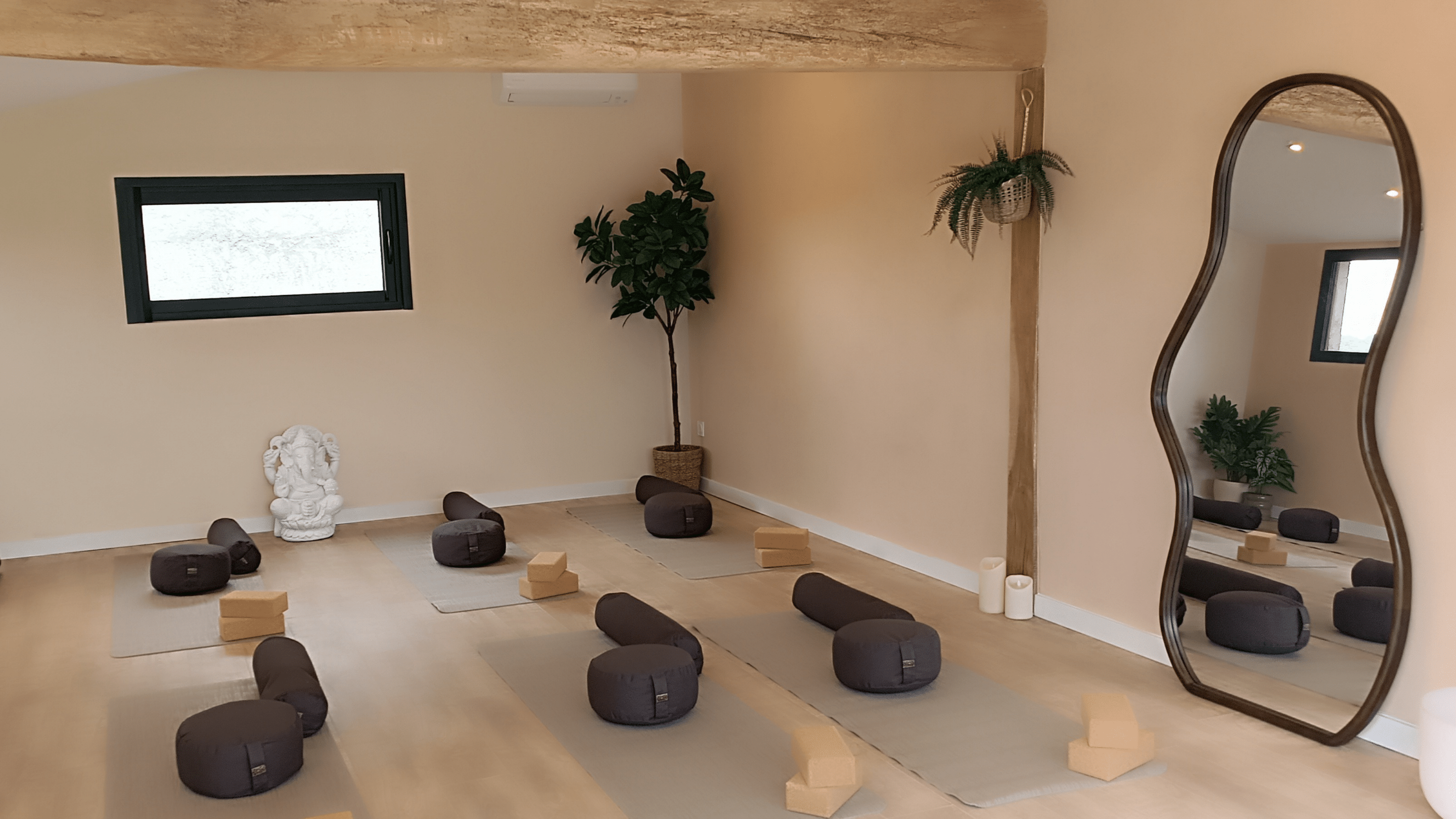 salle yoga, yoga incarné, yoga doux, yoga dynamique